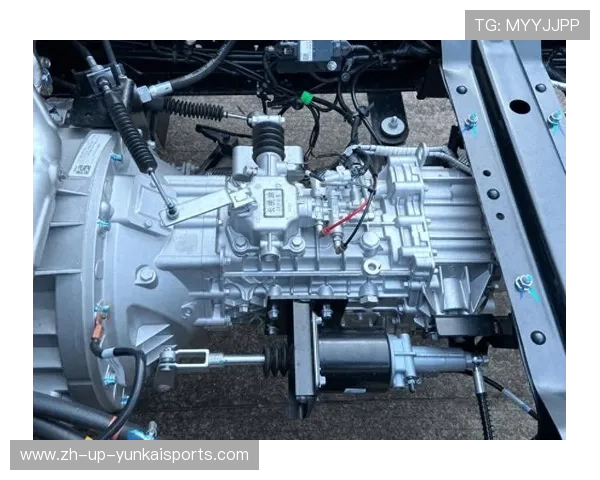 160马力+8挡箱，拥有直通加宽梁和多片簧骏铃A8让你满载更从容